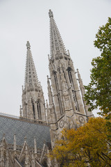 Wien: Die Türme der Votivkirche als ein bedeutendes neogotisches Sakralbauwerk