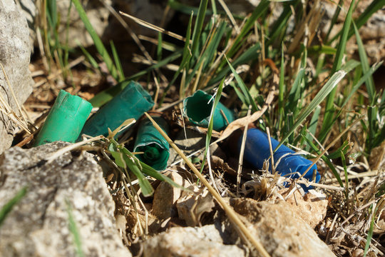 Bossoli in plastica di cartucce a pallini di fucile lasciati nei campi dai cacciatori