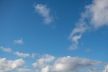 Fototapeta na wymiar Broken white cloud cloudscape in natural pattern on an autumn sunny day