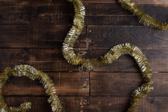 Espumillon dorado sobre fondo rustico