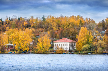 Дом на берегу House with a red roof on the Volga embankment