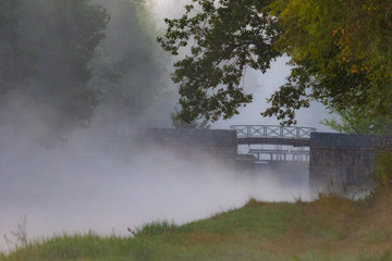 Ecluse dans la brume
