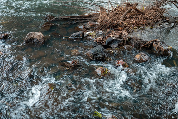 rzeka przeszkody opływanie kamienie © rpetryk