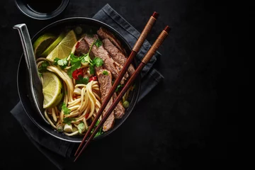 Crédence de cuisine en verre imprimé Manger Savoureuse soupe classique asiatique avec nouilles et viande