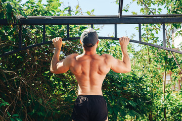 muscular man doing pushups outdoor