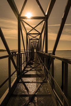 Pantalan metalico con sol de frente