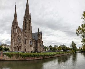Fotobehang Kerk in Straatsburg, Frankrijk aan het kanaal © Marc