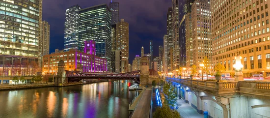 Rolgordijnen Chicago downtown skyline evening night river © blvdone