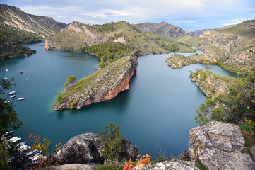 Fototapeta na wymiar lago en españa entre las montañas con muchos árboles