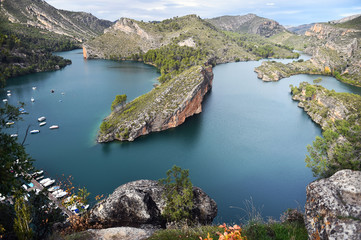 Obraz na płótnie Canvas lago en españa en una montaña