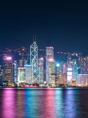 Obraz premium Victoria Harbour - panoramę Hongkongu w nocy.
