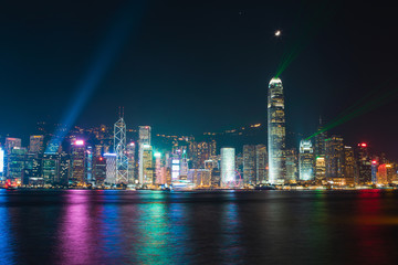 Fototapeta premium Nocna panorama Hongkongu z laserem w porcie Wiktorii.