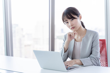 パソコンを使うビジネスウーマン