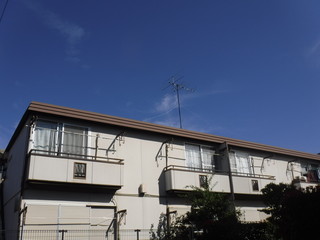Exterior of a classic old apartment　～定番の古いアパートの外観