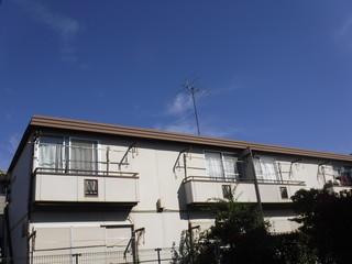 Exterior of a classic old apartment　～定番の古いアパートの外観