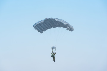 パラシュート降下をする空挺兵