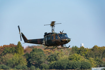 飛行する陸上自衛隊の多用途ヘリコプター