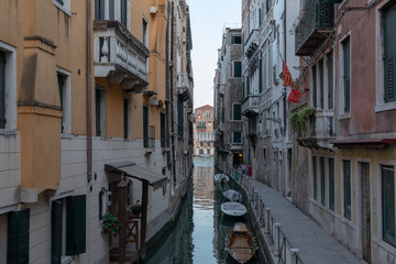 Obraz na płótnie Canvas Panoramic view of Venice canal with historical buildings and gondolas