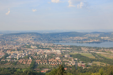 Obraz premium Panorama historycznego centrum Zurychu z jeziorem, kanton Zurychu