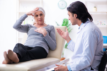 Fototapeta premium Young male doctor and female oncology patient