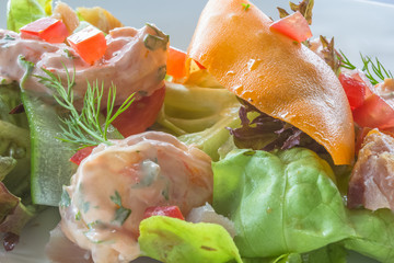 Salade du pêcheur, gambas, thon fumé et sauce cocktail 