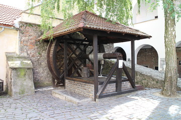 Obraz premium Water well on courtyard in Palanok castle in Mukachevo, Ukraine