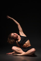 Obraz premium Yoga girl in photo studio