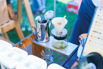 カフェ　コーヒー　珈琲　淹れる　ドリップ　マスター　バリスタ　日本人　雰囲気　熟練　アウトドア　