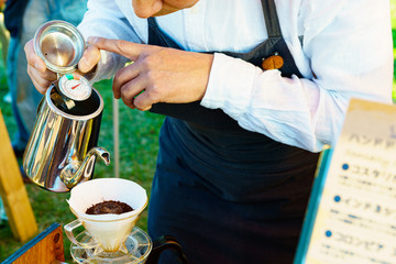 カフェ　コーヒー　珈琲　淹れる　ドリップ　マスター　バリスタ　日本人　雰囲気　熟練　アウトドア