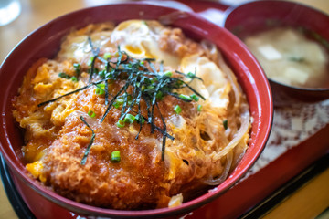 日本の食べ物　カツ丼