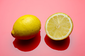 Limones sobre fondo elegante con mucho color; el amarillo limón, piel con sabor