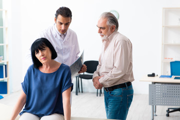 Obraz premium Old couple visiting young male doctor
