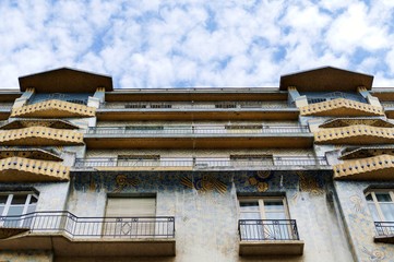 Fa&ccedil;ade d&rsquo;une maison de style Art D&eacute;co dans une rue d&rsquo;Angers