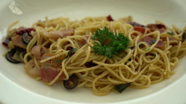 stir-fried spaghetti with bacon and garlic
