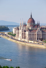 Obraz premium amazing building of Parliament in Budapest and ships in front of it