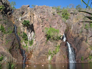 Fototapeta na wymiar Kleiner Wasserfall in Alice Springs, Australien