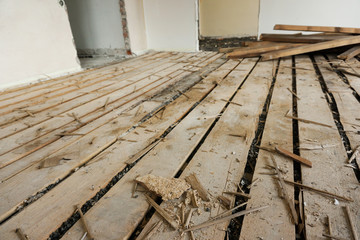 Obraz premium Holzboden liegt auf Schüttung in einem alten Haus, Boden Renovierung 