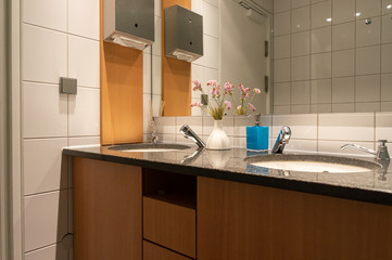 Fototapeta na wymiar Moderner Waschtisch mit zwei Waschbecken mit Granitplatte