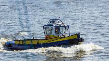 Kleines Lotsenboot fährt im Hafen