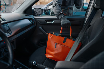 Car robber steals women's handbag, stealing