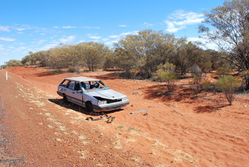 Obraz na płótnie Canvas Kaputtes Fahrzeug in der Wüste