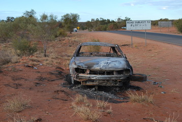 Obraz na płótnie Canvas Ausgebranntes Auto im Outback von Australien