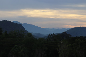 Fototapeta na wymiar Sunet inthe thai mountains