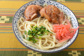 沖縄伝統の豚足テビチそば