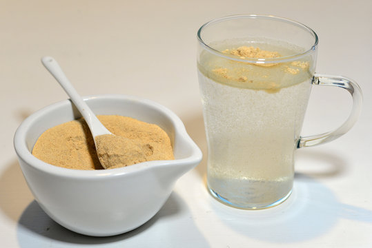 Flohsamenschalen ein Glas Wasser quellen