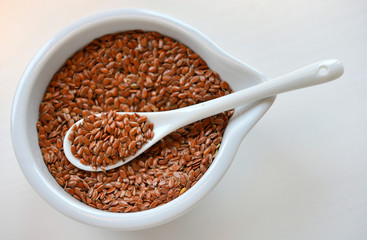 ganze Leinsamen auf einem Löffel