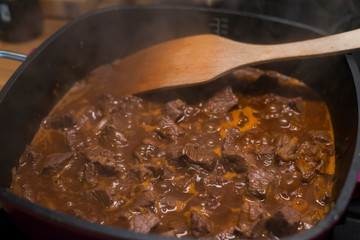 Gulasch zubereiten in einem Bräter