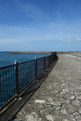 防波堤の灯台と海沿いの遊歩道