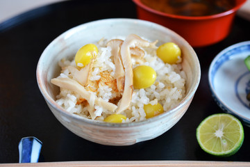 秋の味覚、松茸ご飯