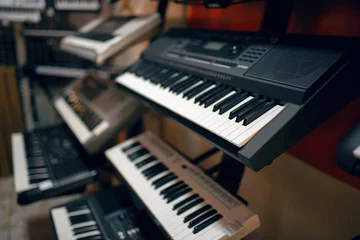 Fotobehang Muziekwinkel Digitale synthesizers op showcase in muziekwinkel